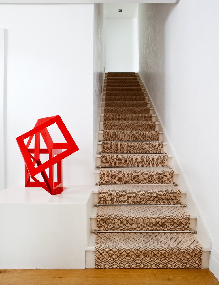 Пример оригинального дизайна: прямая лестница среднего размера в современном стиле с крашенными деревянными ступенями и крашенными деревянными подступенками