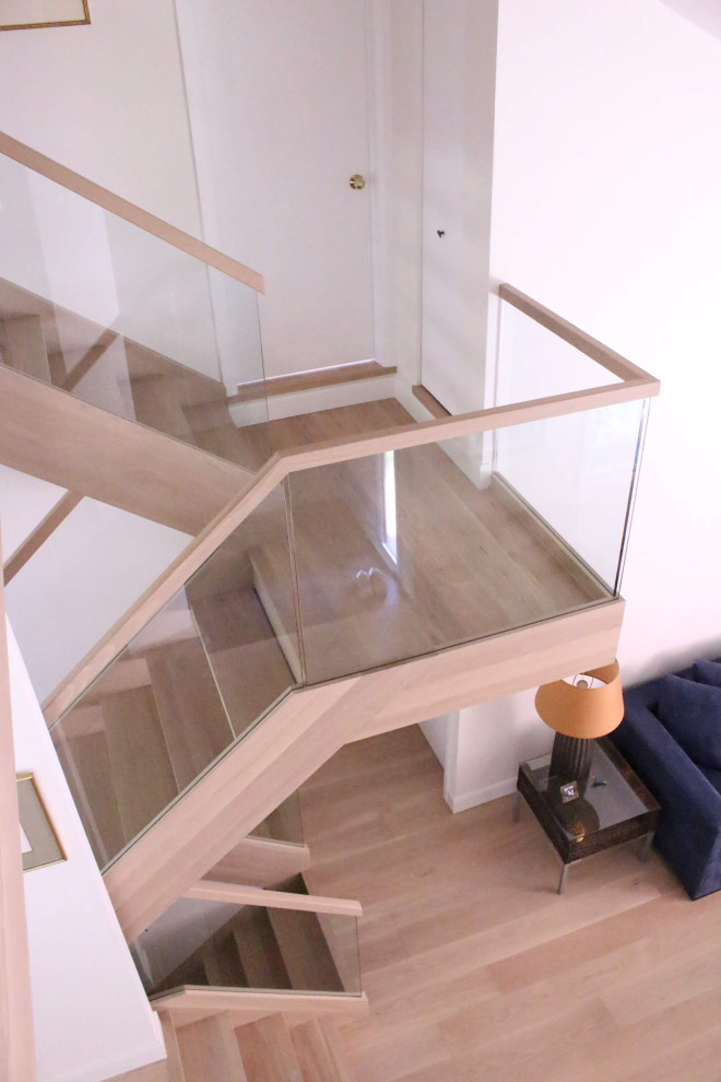 Escalier ajouré avec limons de bois Modern Staircase Montreal by BOIS FRANC RIVE SUD INC