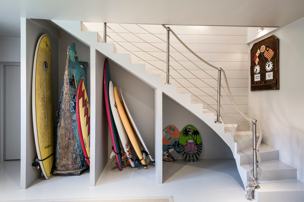 Идея дизайна: угловая бетонная лестница среднего размера в морском стиле с бетонными ступенями и кладовкой или шкафом под ней