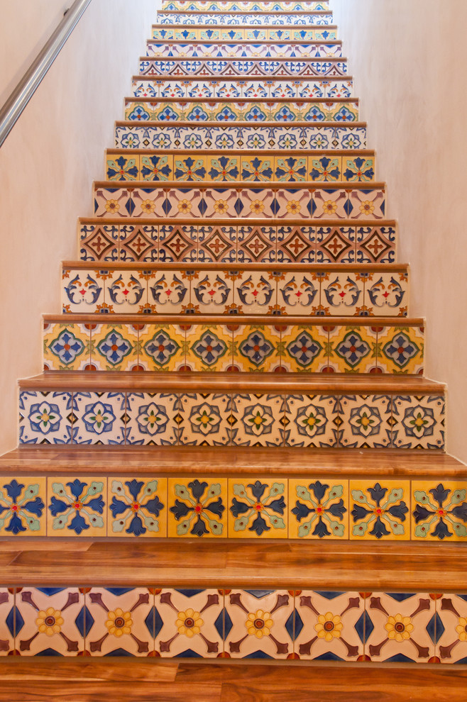 オースティンにある地中海スタイルのおしゃれな階段の写真