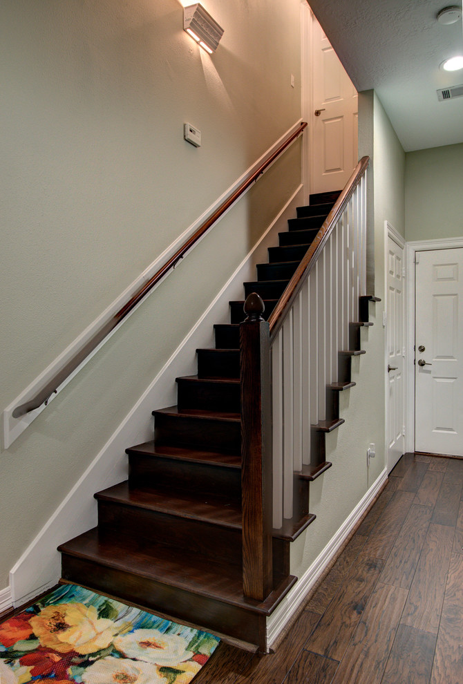 Modelo de escalera recta clásica renovada de tamaño medio con escalones de madera y contrahuellas de madera