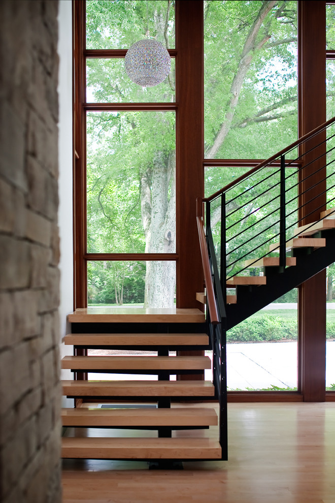 Aménagement d'un escalier sans contremarche contemporain avec des marches en bois et palier.