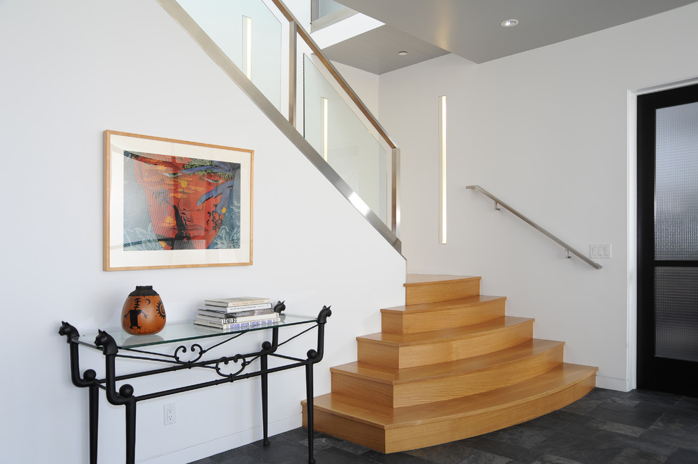 Стильный дизайн: лестница в современном стиле с стеклянными перилами - последний тренд