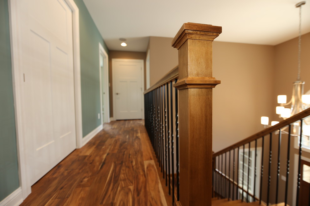 Ejemplo de escalera en L tradicional grande con escalones de madera y contrahuellas de madera