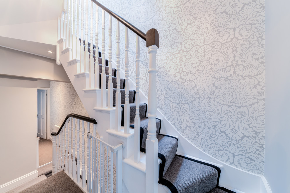 Gerades, Mittelgroßes Klassisches Treppengeländer Holz mit Teppich-Treppenstufen und Holz-Setzstufen in London