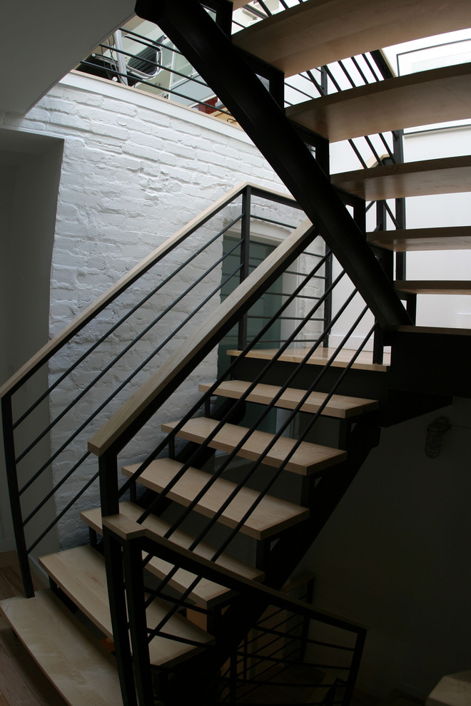 Ejemplo de escalera en U moderna sin contrahuella con escalones de madera
