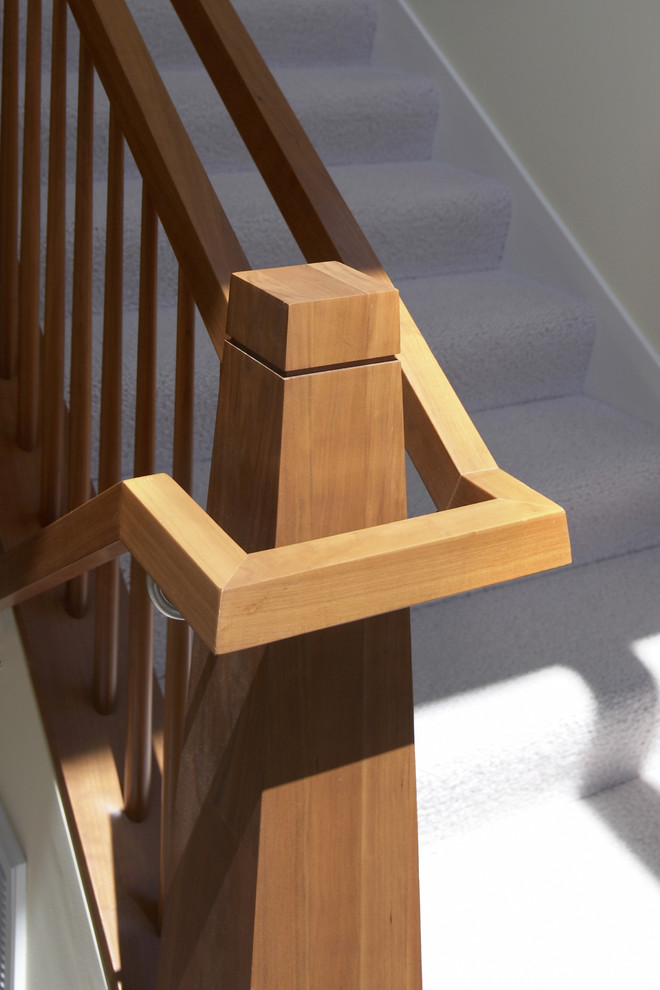 Idée de décoration pour un escalier droit asiatique de taille moyenne avec des marches en moquette et des contremarches en moquette.