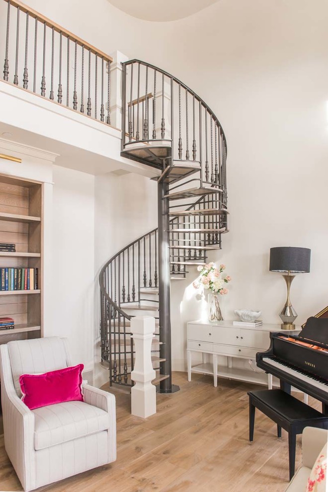 Стильный дизайн: винтовая лестница в классическом стиле с металлическими перилами без подступенок - последний тренд