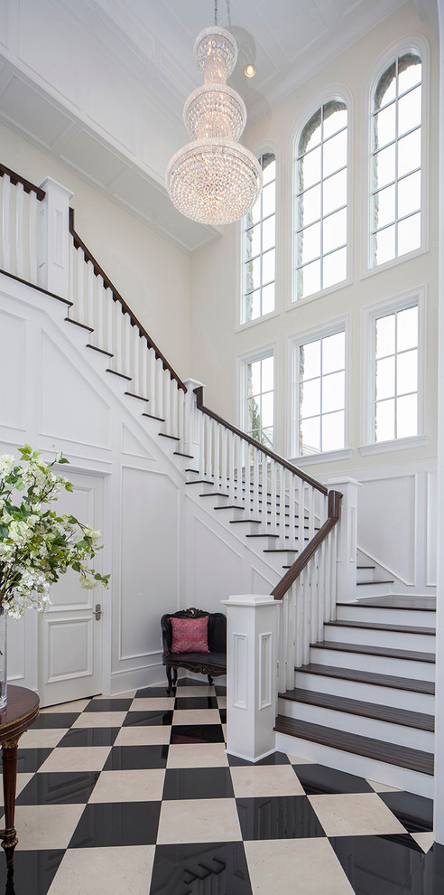 Foto de escalera en U clásica grande con escalones de madera y contrahuellas de madera pintada