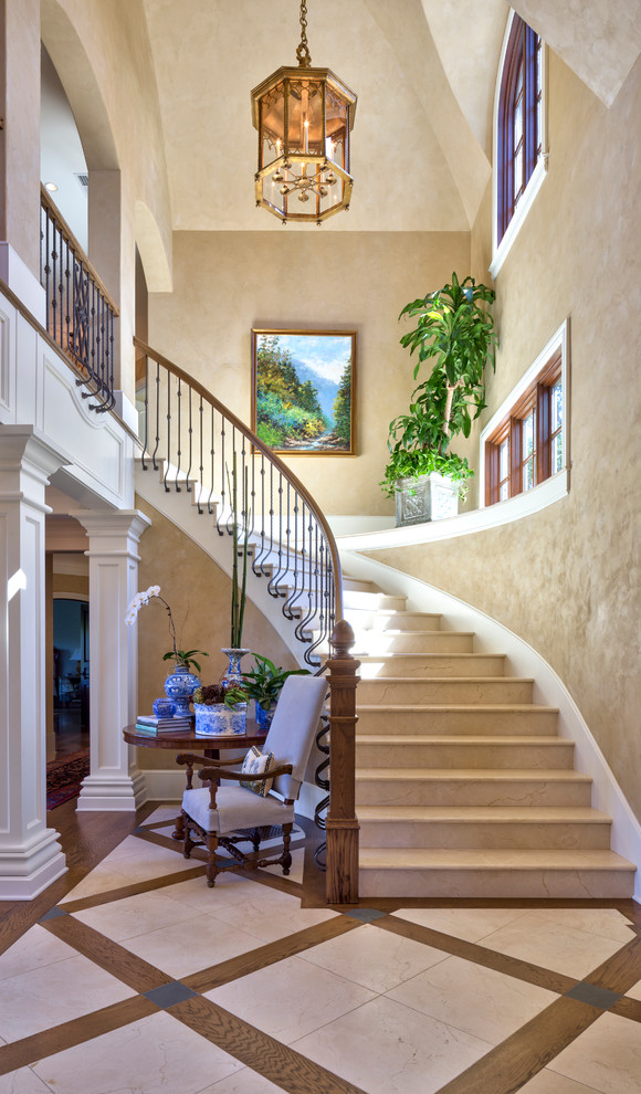 Стильный дизайн: большая изогнутая лестница в классическом стиле - последний тренд