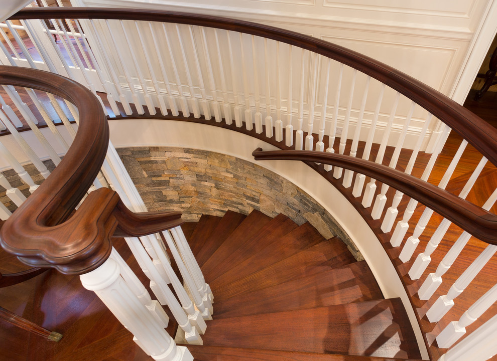 Источник вдохновения для домашнего уюта: винтовая лестница среднего размера в средиземноморском стиле с деревянными ступенями, крашенными деревянными подступенками и деревянными перилами