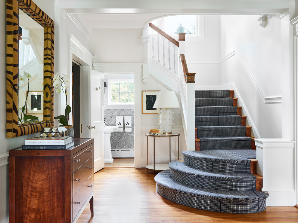 Источник вдохновения для домашнего уюта: большая угловая лестница в классическом стиле с ступенями с ковровым покрытием, ковровыми подступенками и деревянными перилами