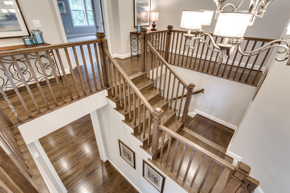 Diseño de escalera recta de estilo americano grande con escalones de madera, contrahuellas de madera y barandilla de madera