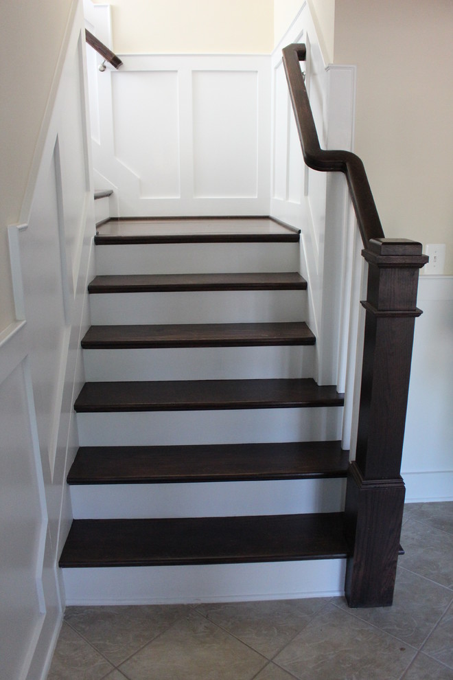 Ejemplo de escalera en L tradicional de tamaño medio con escalones de madera y contrahuellas de madera