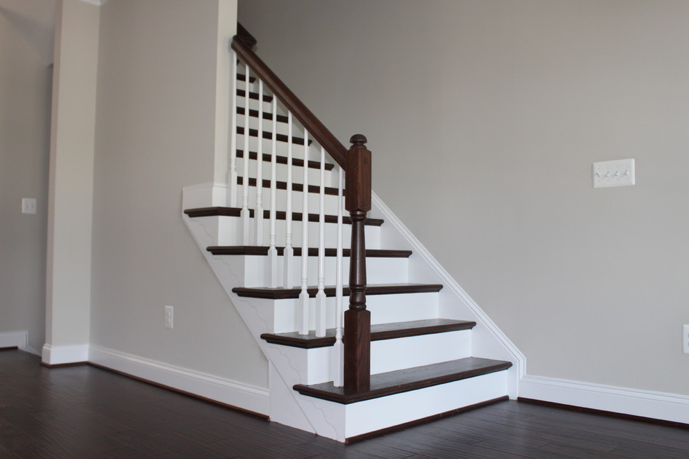 Источник вдохновения для домашнего уюта: угловая деревянная лестница среднего размера в классическом стиле с деревянными ступенями