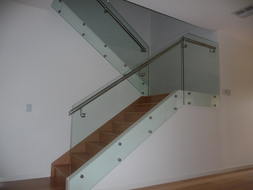 Exemple d'un escalier tendance en U de taille moyenne avec des marches en bois et des contremarches en bois.