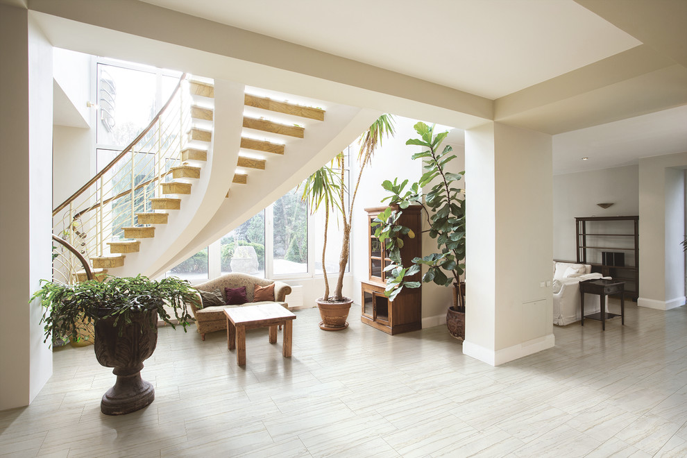 Cette image montre un grand escalier sans contremarche courbe design avec des marches en bois et un garde-corps en bois.