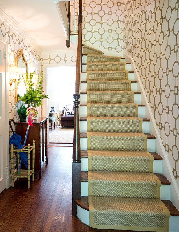 Diseño de escalera en L ecléctica grande con escalones de madera, contrahuellas de madera pintada y barandilla de madera