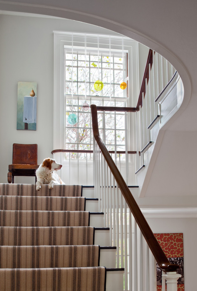 Идея дизайна: п-образная лестница в стиле кантри с крашенными деревянными ступенями и крашенными деревянными подступенками