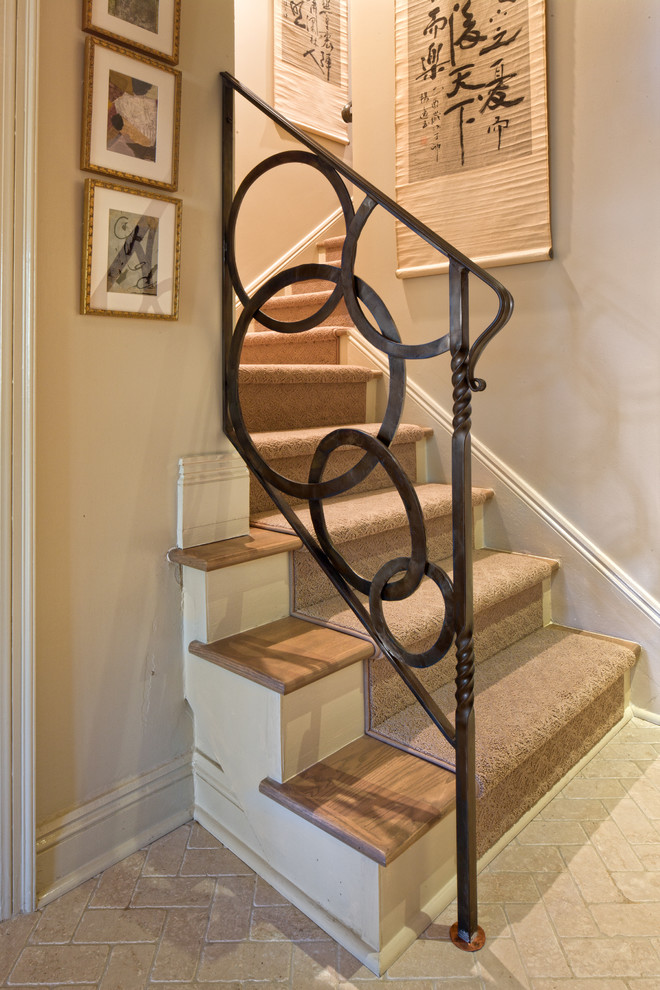 Пример оригинального дизайна: угловая лестница среднего размера с деревянными ступенями и крашенными деревянными подступенками
