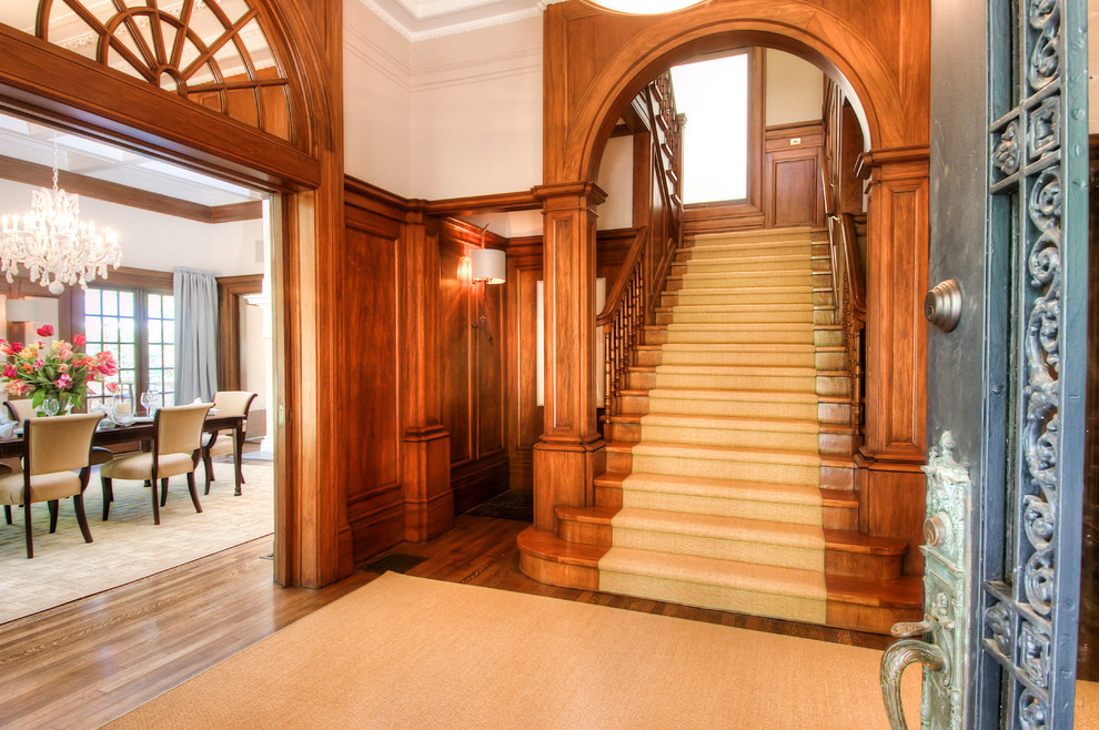 Идея дизайна: большая п-образная деревянная лестница в классическом стиле с деревянными ступенями