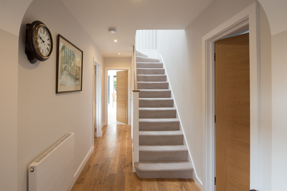 Mittelgroßes, Gerades Modernes Treppengeländer Holz mit Teppich-Treppenstufen und Teppich-Setzstufen in Surrey