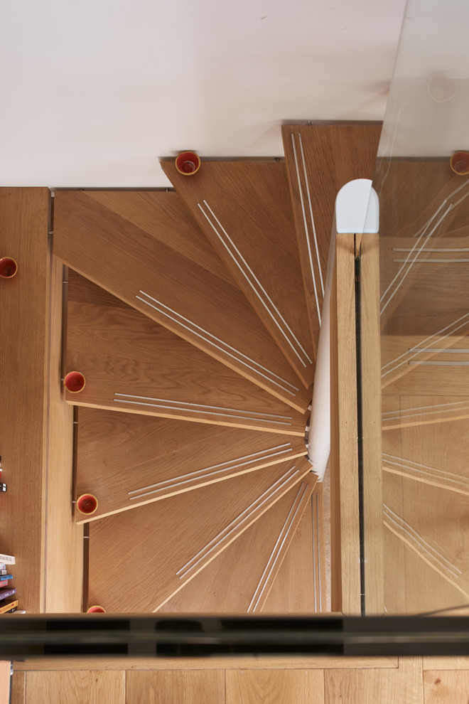 Foto de escalera de caracol contemporánea pequeña sin contrahuella con escalones de madera y barandilla de vidrio