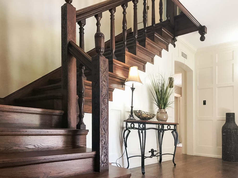 Пример оригинального дизайна: угловая деревянная лестница среднего размера в классическом стиле с деревянными ступенями, деревянными перилами и панелями на стенах