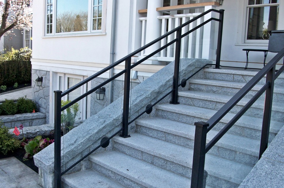 Cette photo montre un grand escalier droit tendance en béton avec des contremarches en béton.