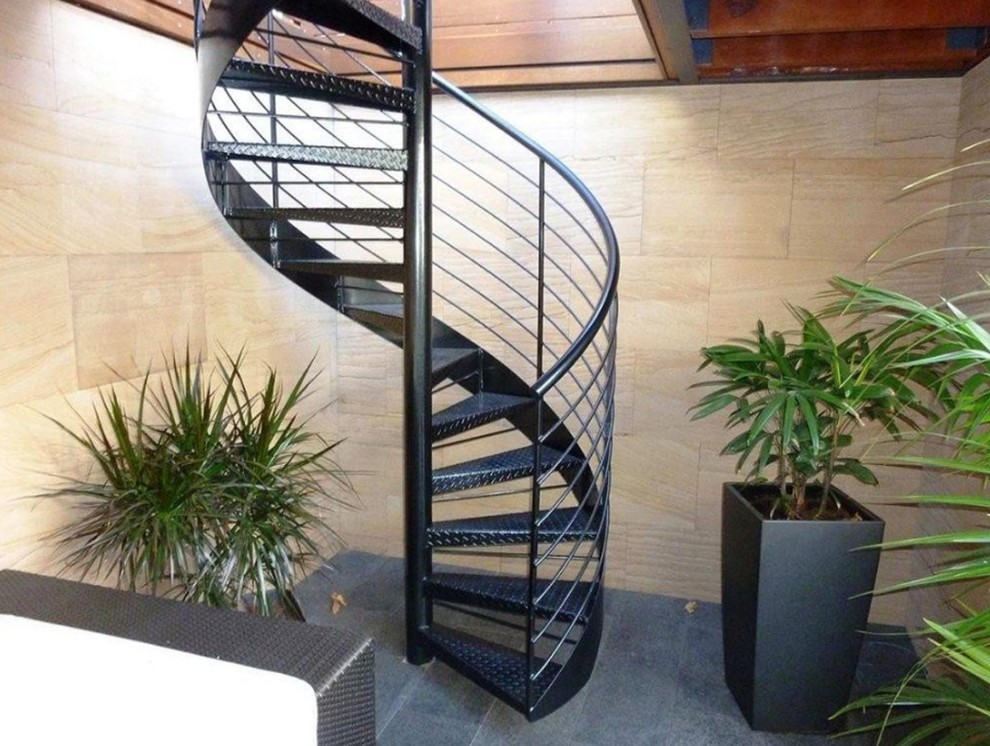 Mittelgroße Moderne Treppe mit offenen Setzstufen und Stahlgeländer in Orange County