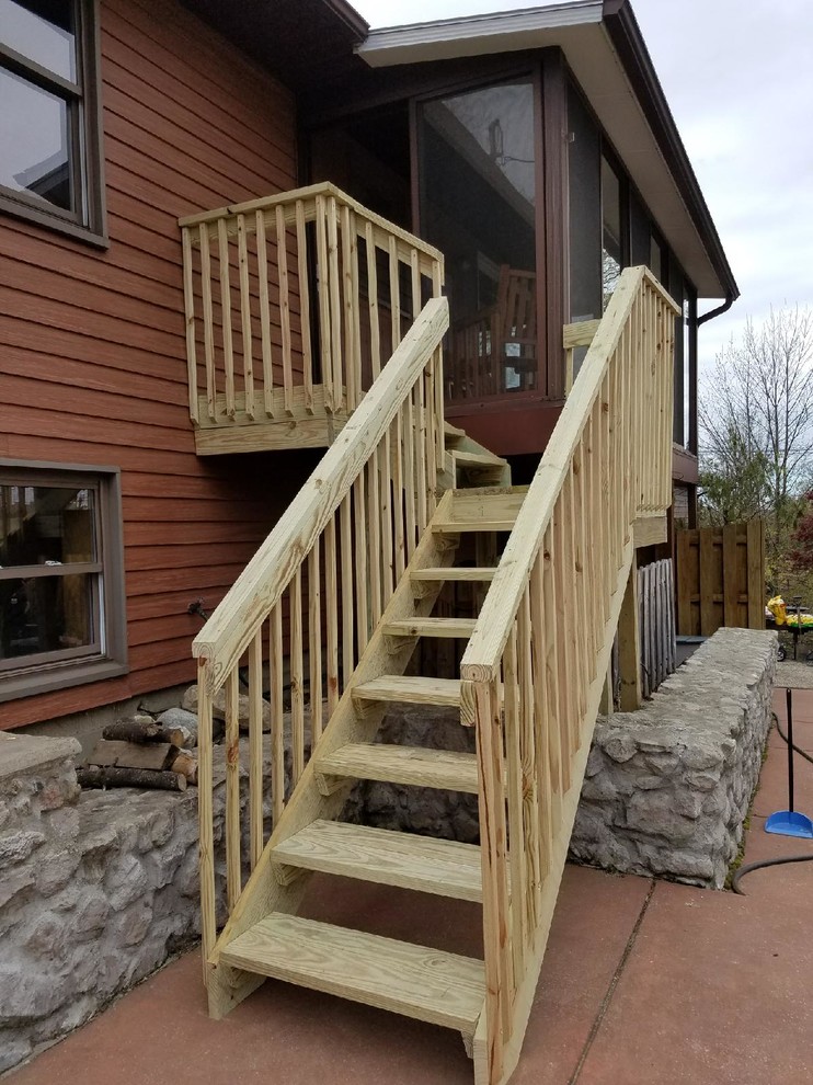 Aménagement d'un escalier craftsman en L de taille moyenne avec des marches en bois, des contremarches en bois et un garde-corps en bois.
