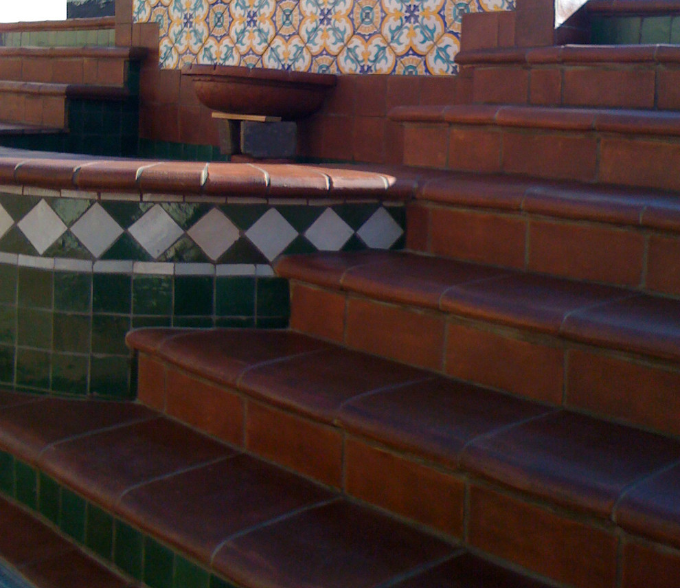 オレンジカウンティにある高級な広い地中海スタイルのおしゃれな直階段 (タイルの蹴込み板) の写真