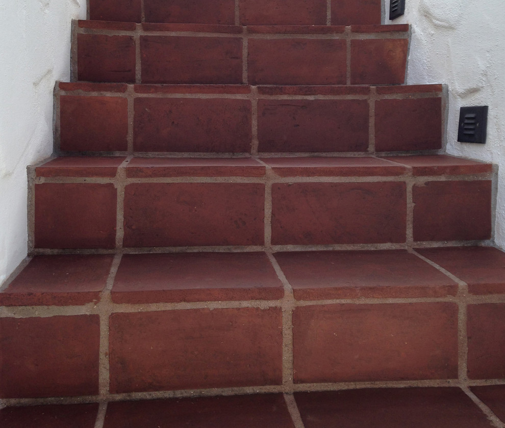 Exempel på en stor medelhavsstil rak trappa, med klinker och sättsteg i kakel