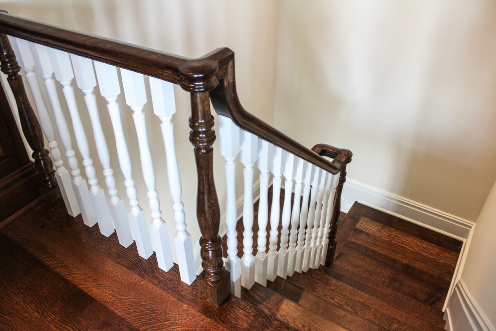 Foto de escalera en U romántica grande con escalones de madera y contrahuellas de madera