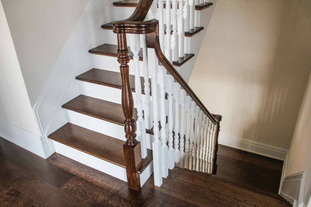 Свежая идея для дизайна: большая п-образная деревянная лестница в стиле шебби-шик с деревянными ступенями - отличное фото интерьера