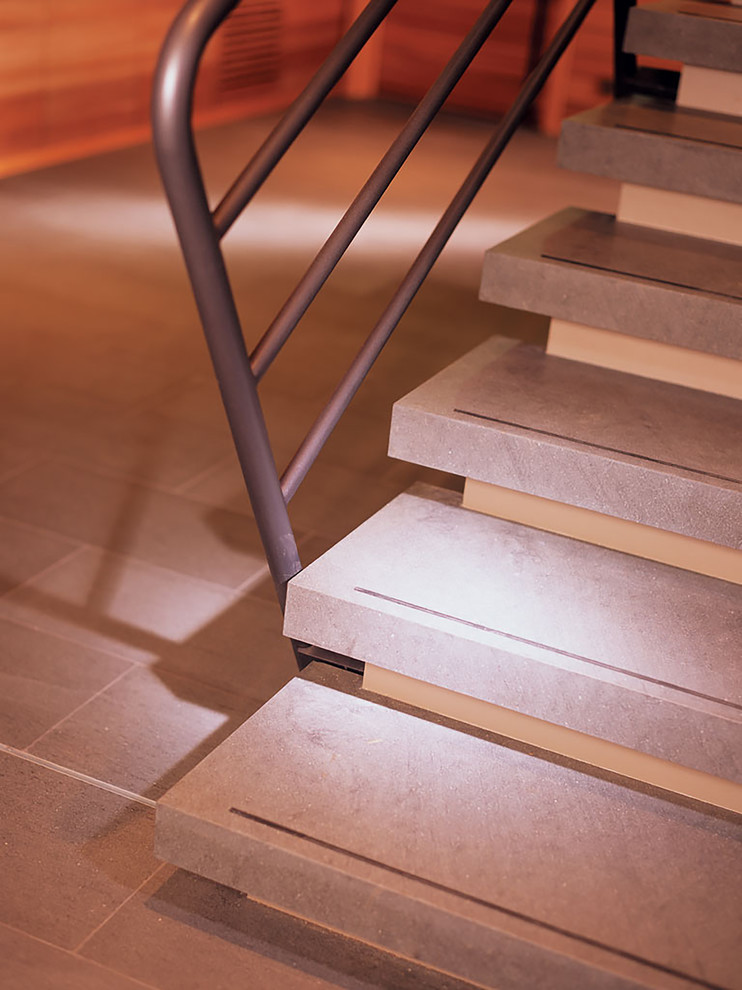 Пример оригинального дизайна: большая лестница на больцах в стиле ретро с металлическими перилами и бетонными ступенями без подступенок