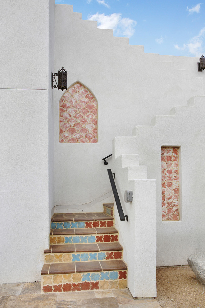 Imagen de escalera exterior mediterránea de tamaño medio con escalones con baldosas, contrahuellas con baldosas y/o azulejos y barandilla de varios materiales