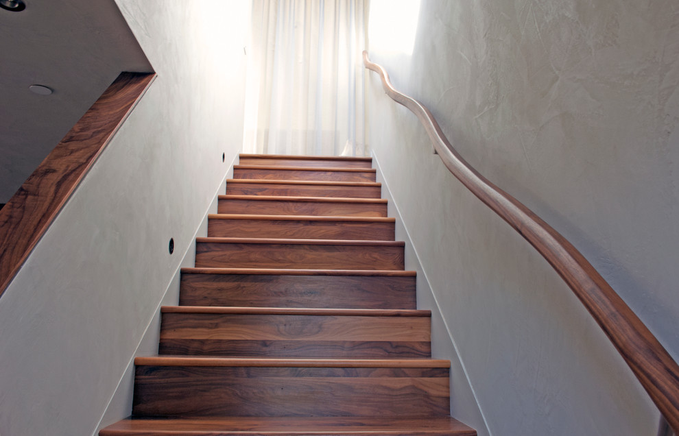 Inspiration pour un escalier droit minimaliste de taille moyenne avec des marches en bois et des contremarches en bois.