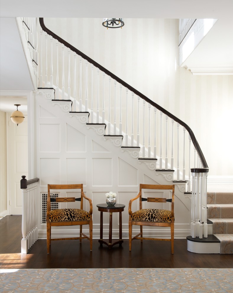Идея дизайна: лестница в классическом стиле с деревянными ступенями