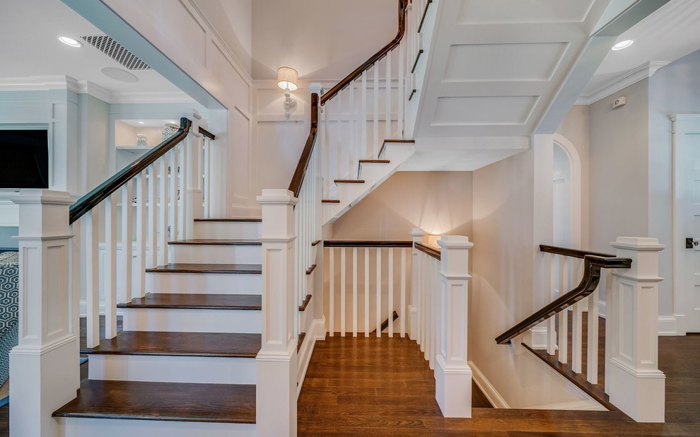 На фото: п-образная деревянная лестница в классическом стиле с деревянными ступенями и деревянными перилами