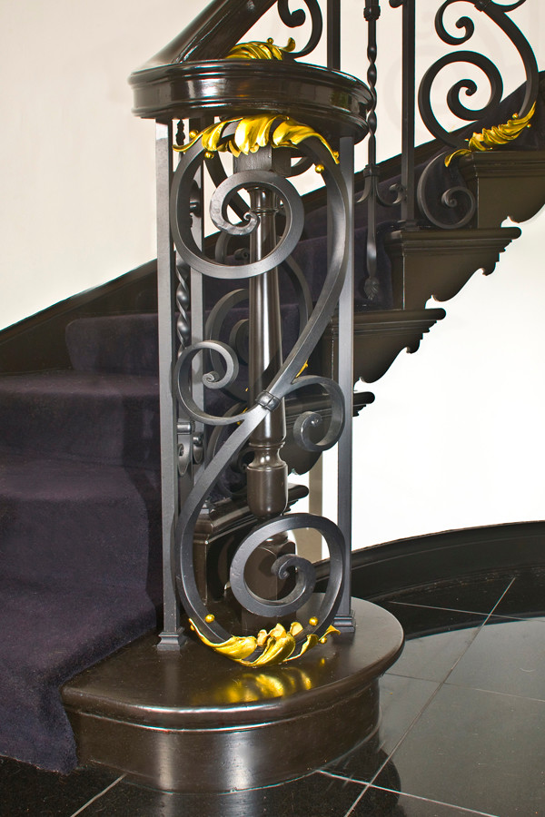 クリーブランドにあるラグジュアリーな広いエクレクティックスタイルのおしゃれなサーキュラー階段 (カーペット張りの蹴込み板、木材の手すり) の写真