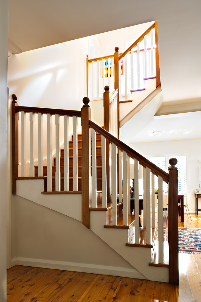Идея дизайна: п-образная деревянная лестница среднего размера в современном стиле с деревянными ступенями и деревянными перилами