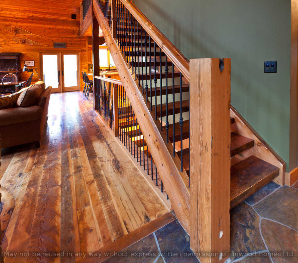 Modelo de escalera recta rústica de tamaño medio con escalones de madera y contrahuellas de madera