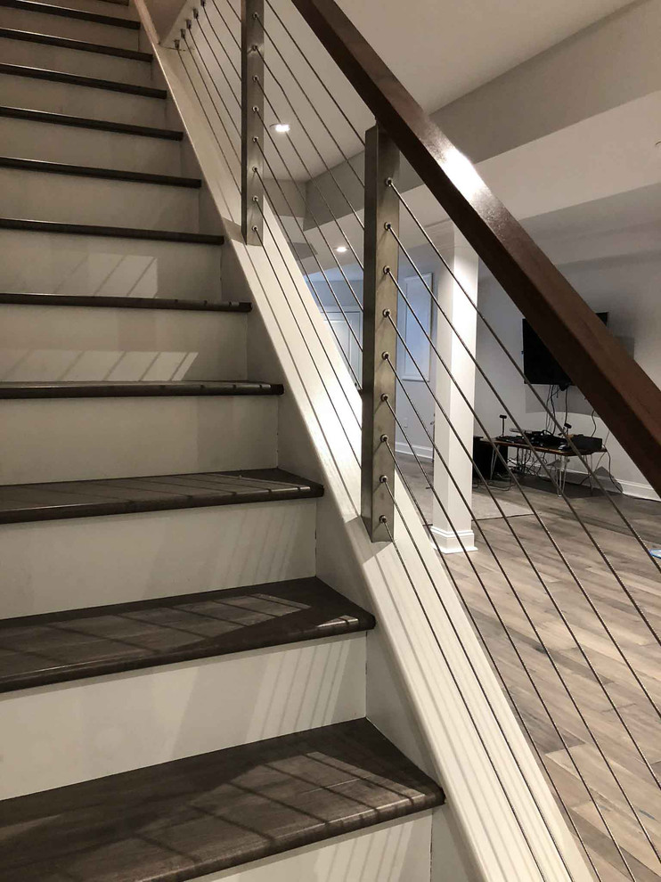 Große Moderne Treppe mit Holz-Setzstufen und Stahlgeländer in Philadelphia