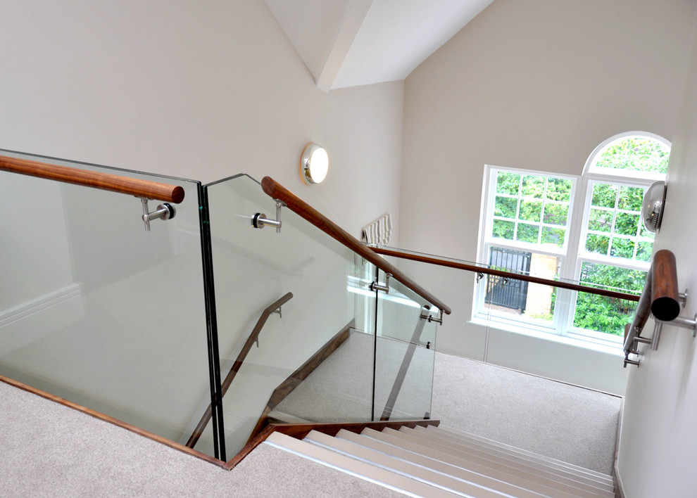 Cette image montre un escalier droit minimaliste en béton de taille moyenne avec des contremarches en béton et un garde-corps en matériaux mixtes.