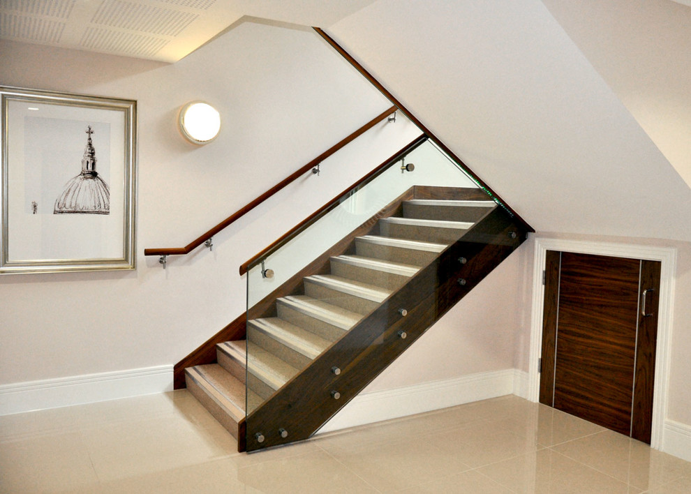 Diseño de escalera recta moderna de tamaño medio con escalones de hormigón, contrahuellas de hormigón y barandilla de varios materiales