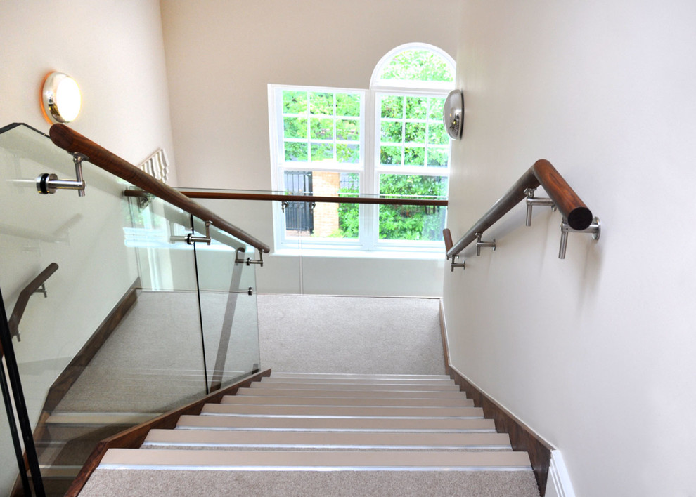 Cette photo montre un escalier droit moderne en béton de taille moyenne avec des contremarches en béton et un garde-corps en matériaux mixtes.