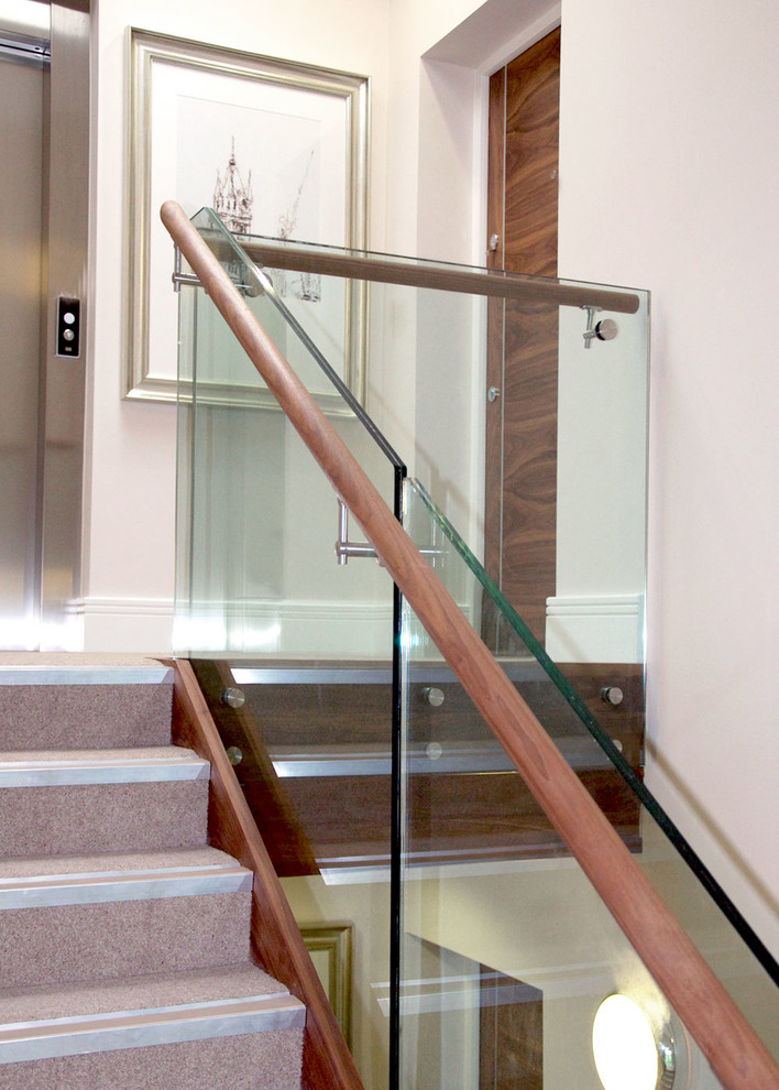 Foto de escalera recta moderna de tamaño medio con escalones de hormigón, contrahuellas de hormigón y barandilla de varios materiales