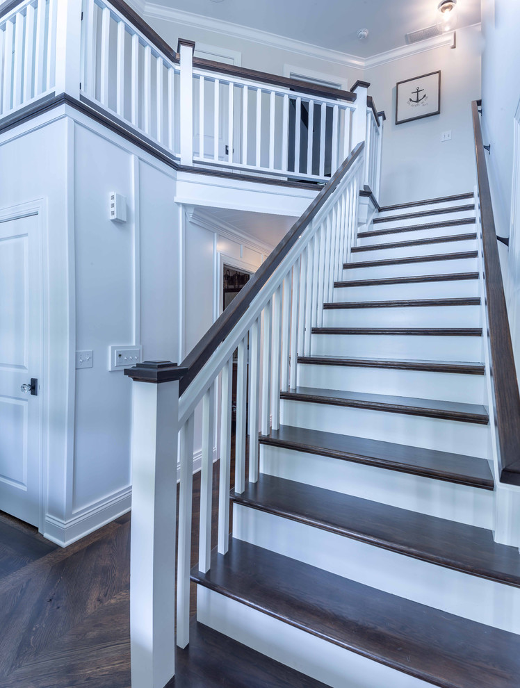 Стильный дизайн: прямая лестница среднего размера в классическом стиле с деревянными ступенями, крашенными деревянными подступенками, деревянными перилами и обоями на стенах - последний тренд