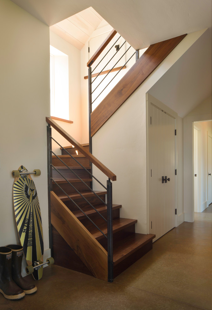Diseño de escalera en U de estilo de casa de campo con escalones de madera, contrahuellas de madera y barandilla de varios materiales